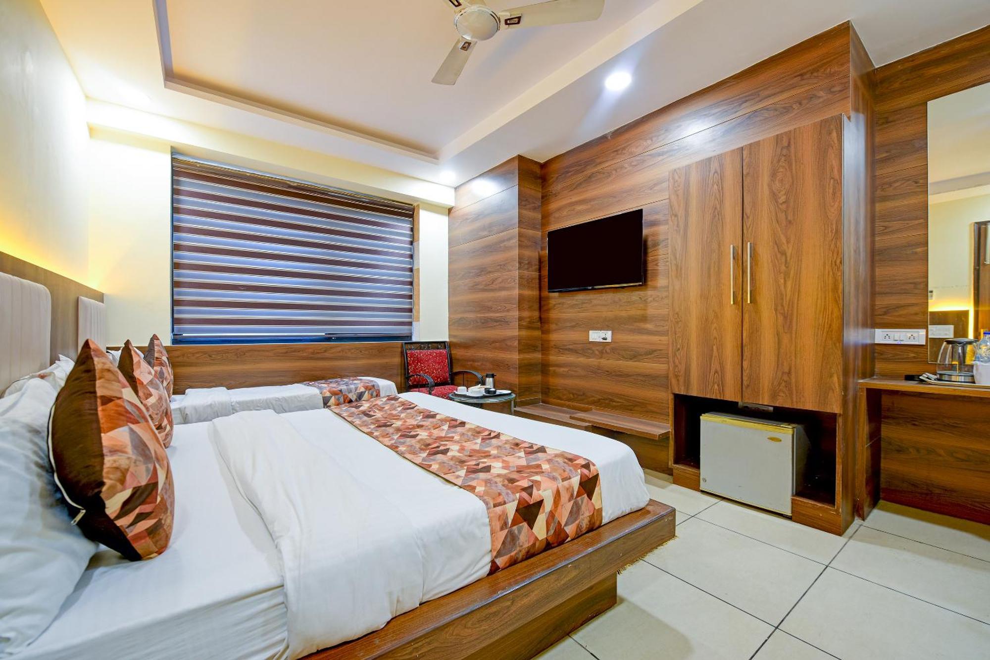 Hotel Le Grand - Walk-In From Rk Ashram Metro Station Нью-Дели Экстерьер фото