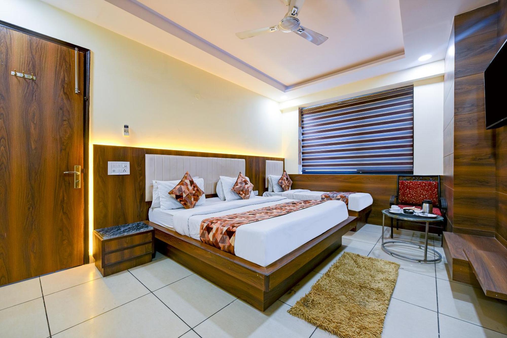 Hotel Le Grand - Walk-In From Rk Ashram Metro Station Нью-Дели Экстерьер фото